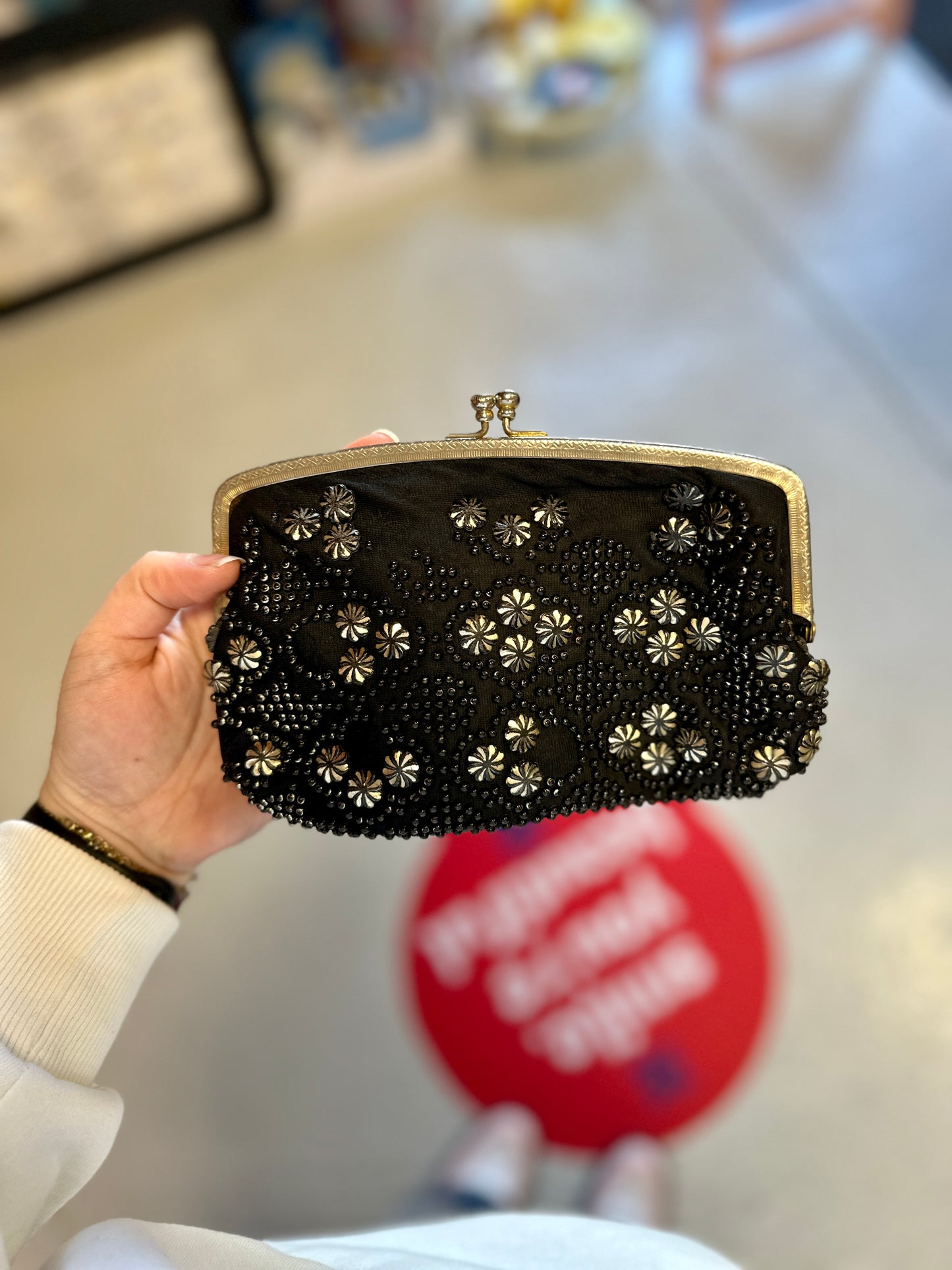 Pochette noire à perles brodées