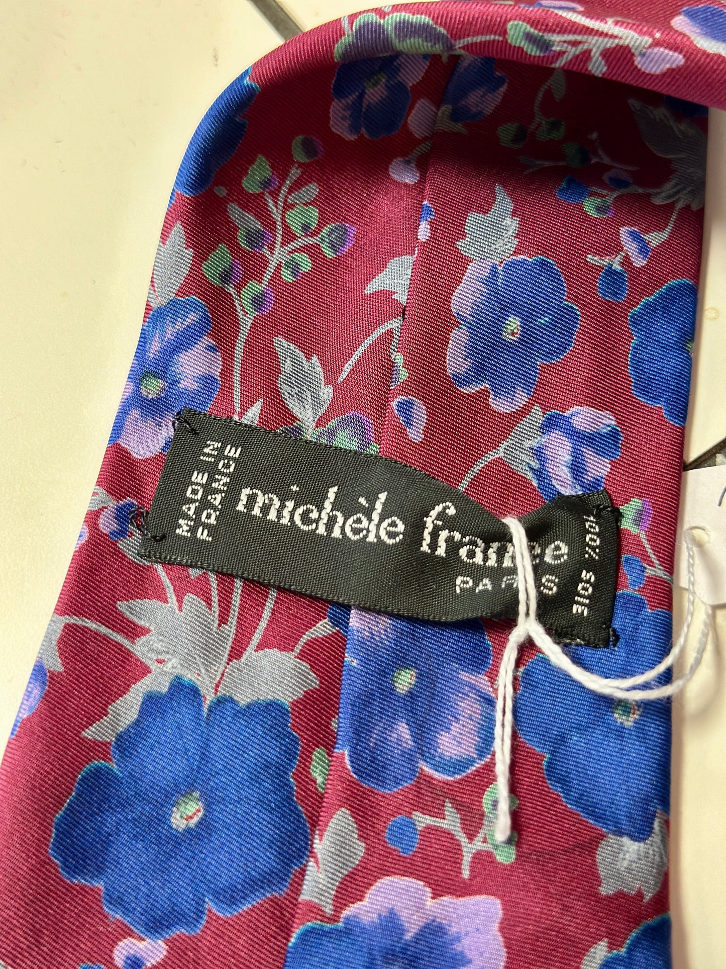 Cravate bordeaux à fleurs