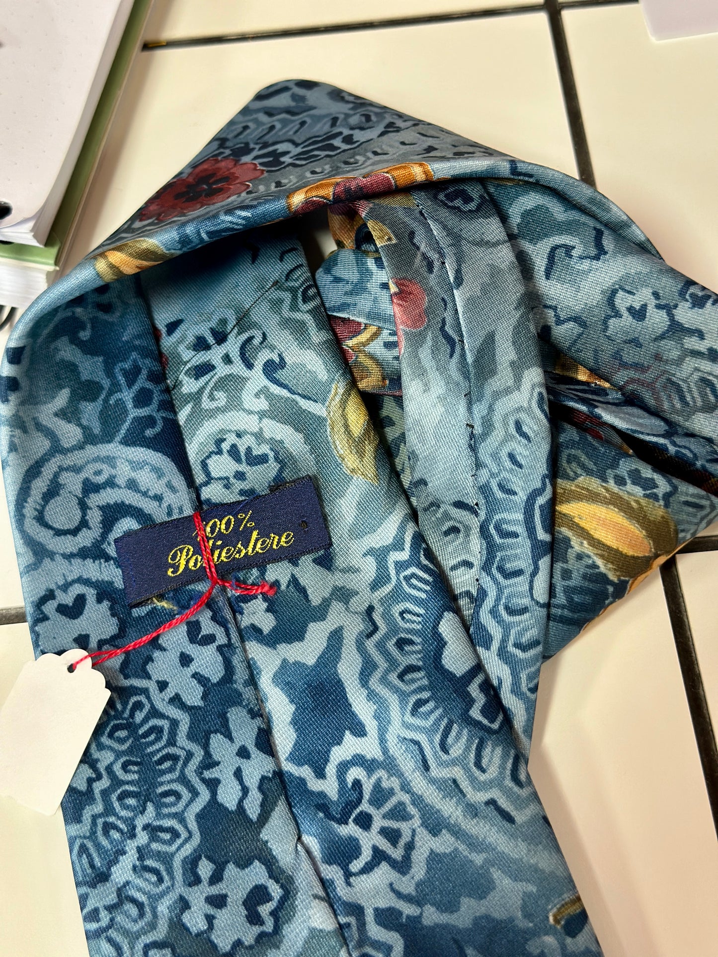 Cravate bleue à fleurs