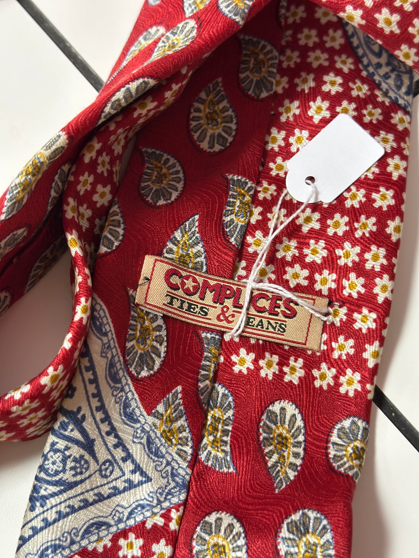 Cravate à marguerites