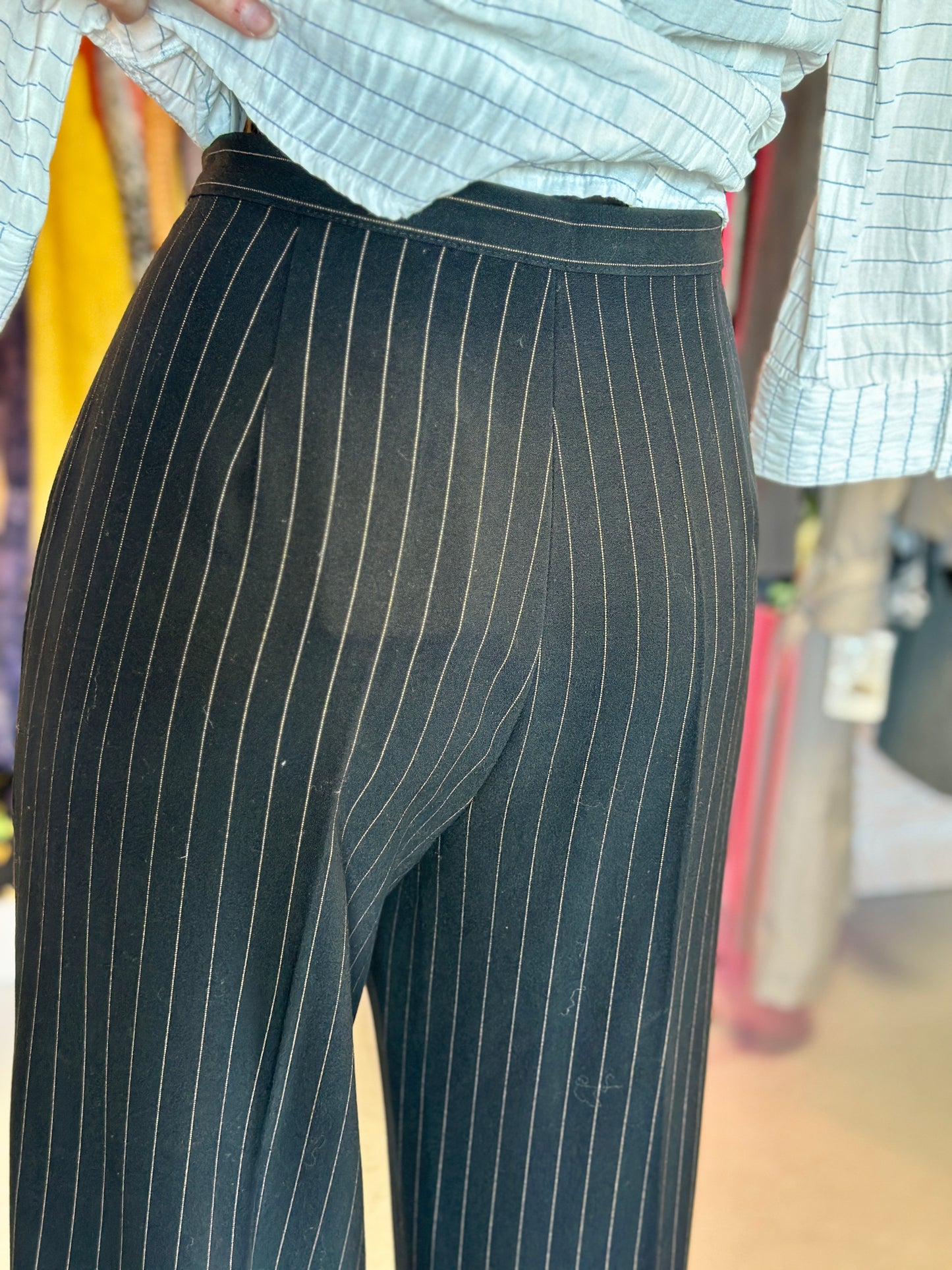 Pantalon de tailleur noir à fines rayures | T. 38