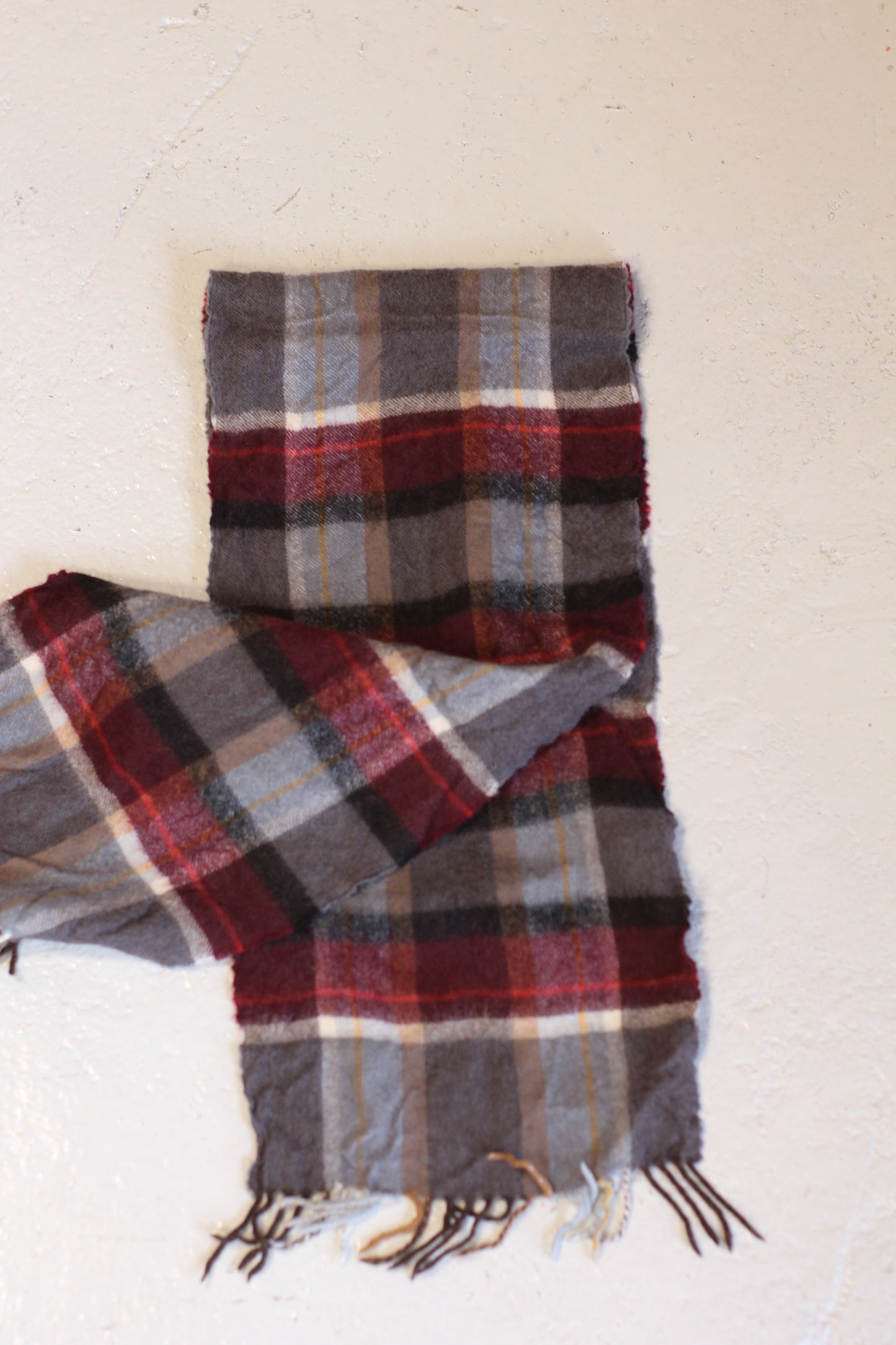 Écharpe à carreaux grise et bordeaux