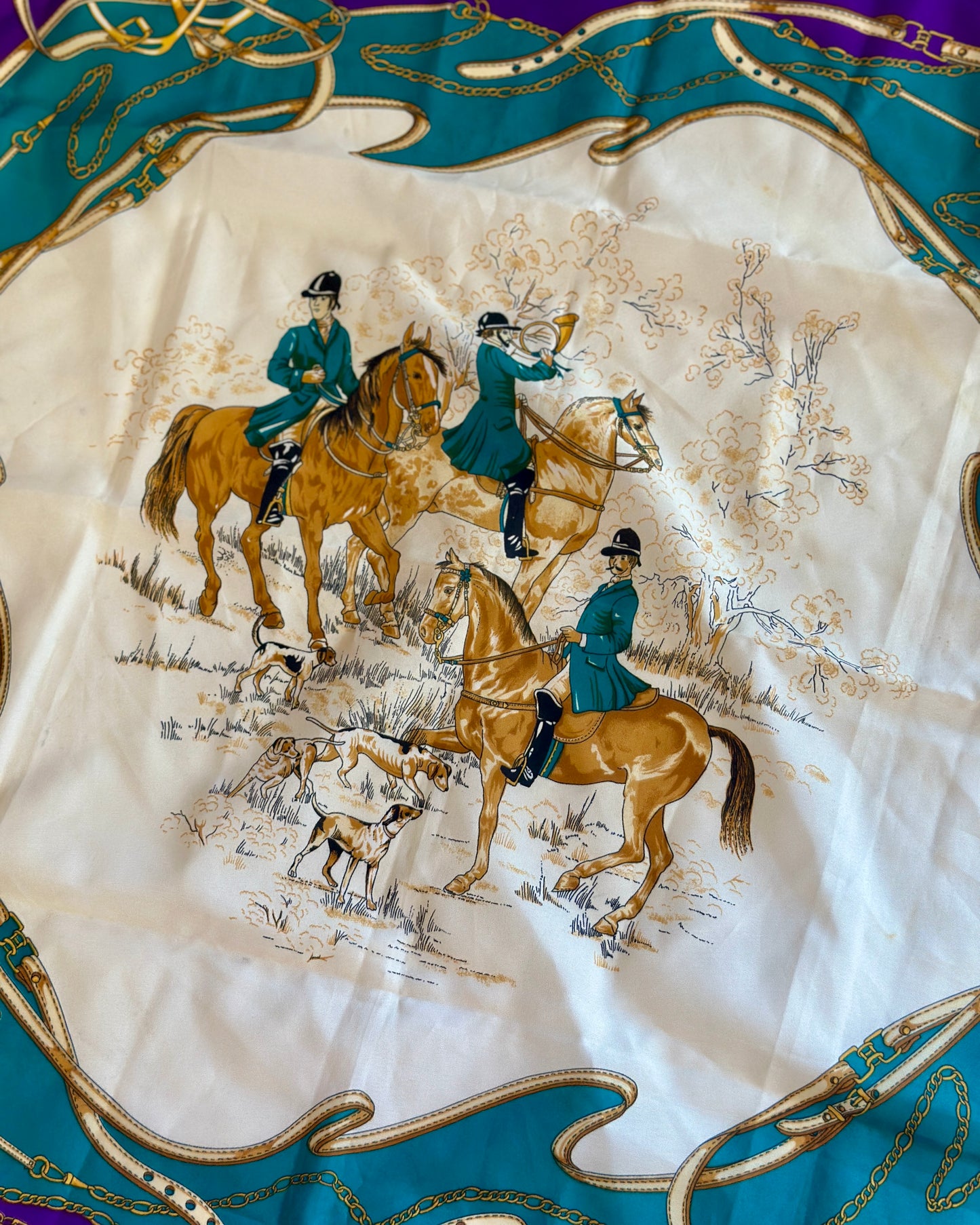 Foulard violet et vert à motifs