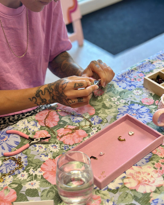 Atelier EVJF à Cholet : créez un collier à charms unique pour un moment inoubliable ✨