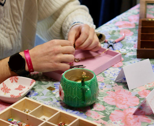 Une activité en couple à Cholet : crée ton collier à charms chez Meet Me at the Corner