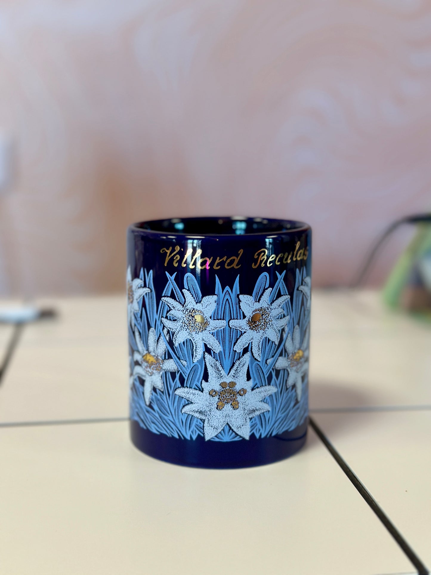 Mug bleu marine à fleurs