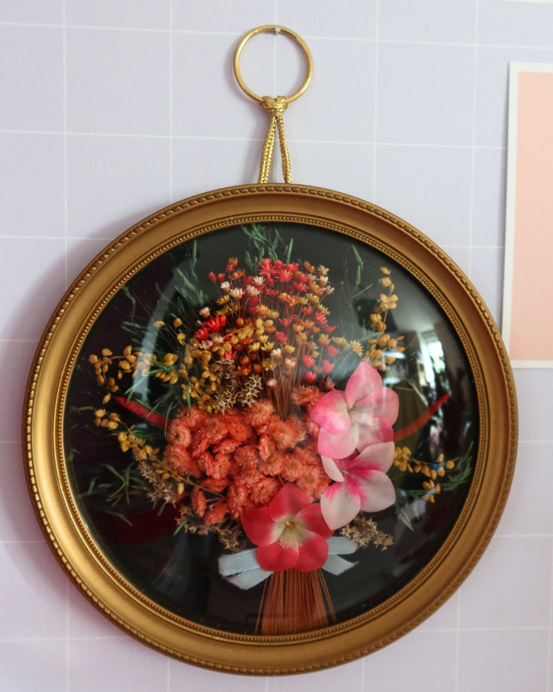 Cadre médaillon avec fleurs séchées