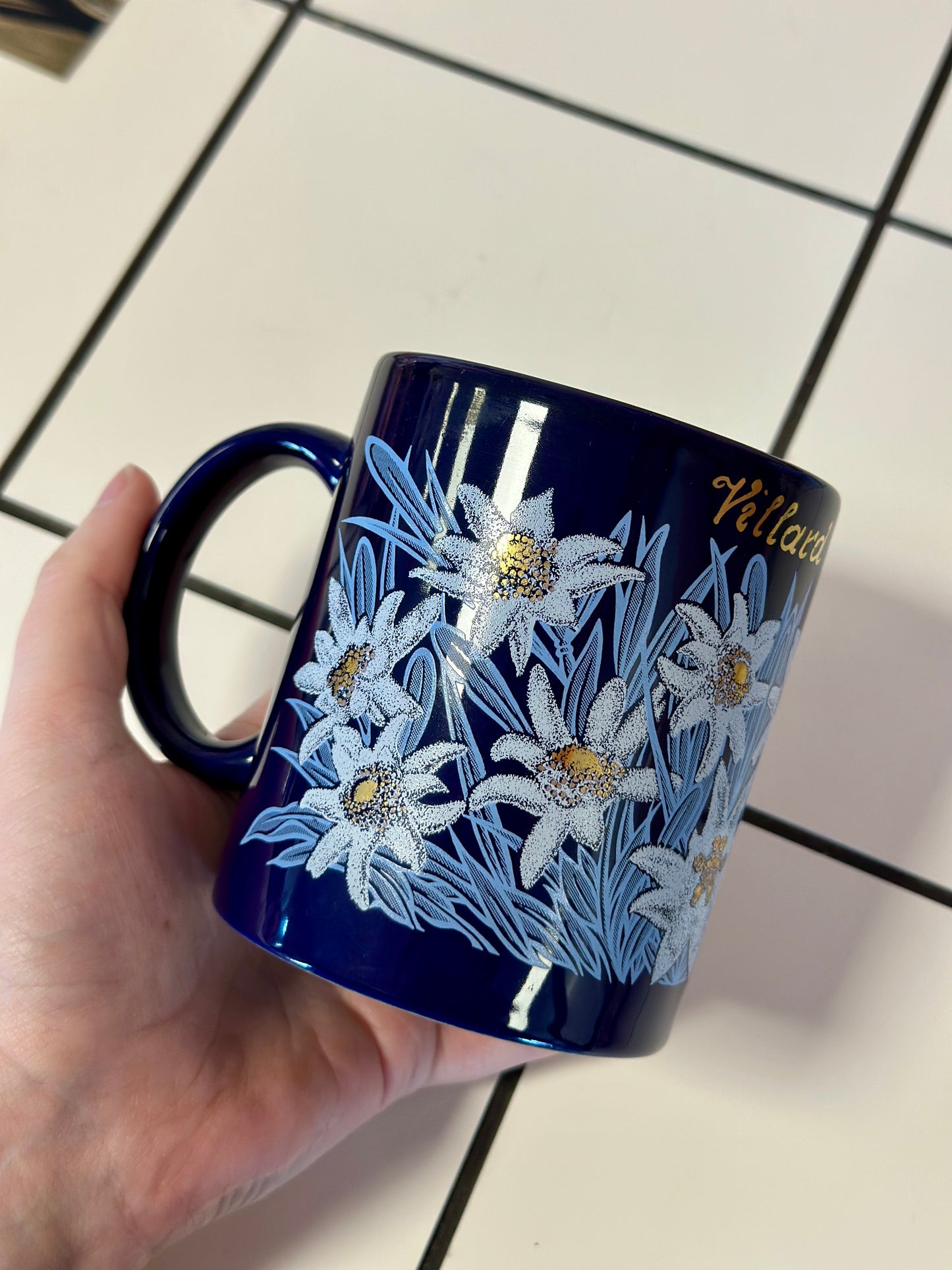 Mug bleu marine à fleurs