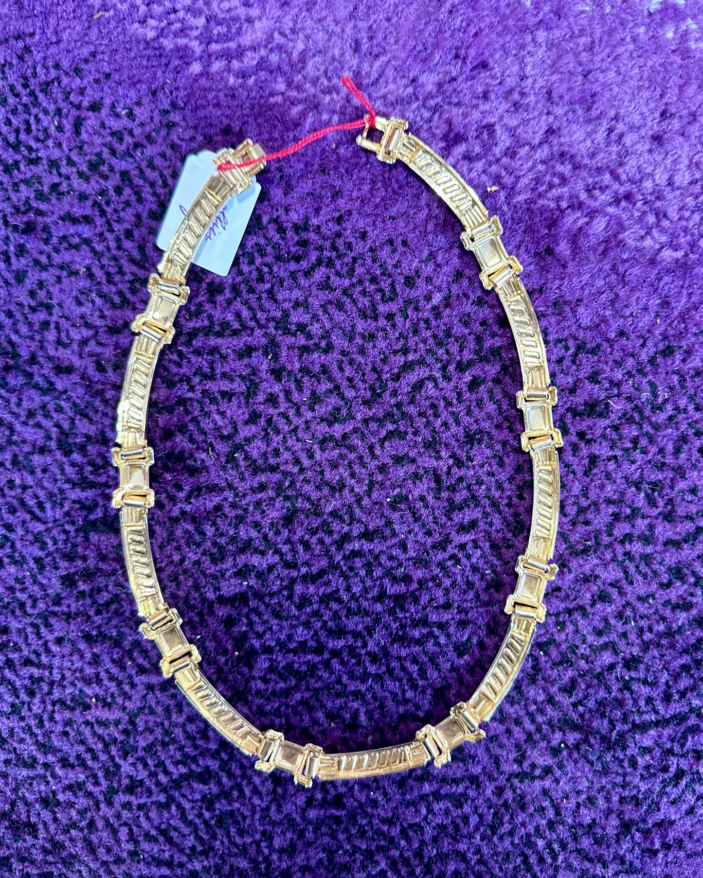 Collier doré ras du cou