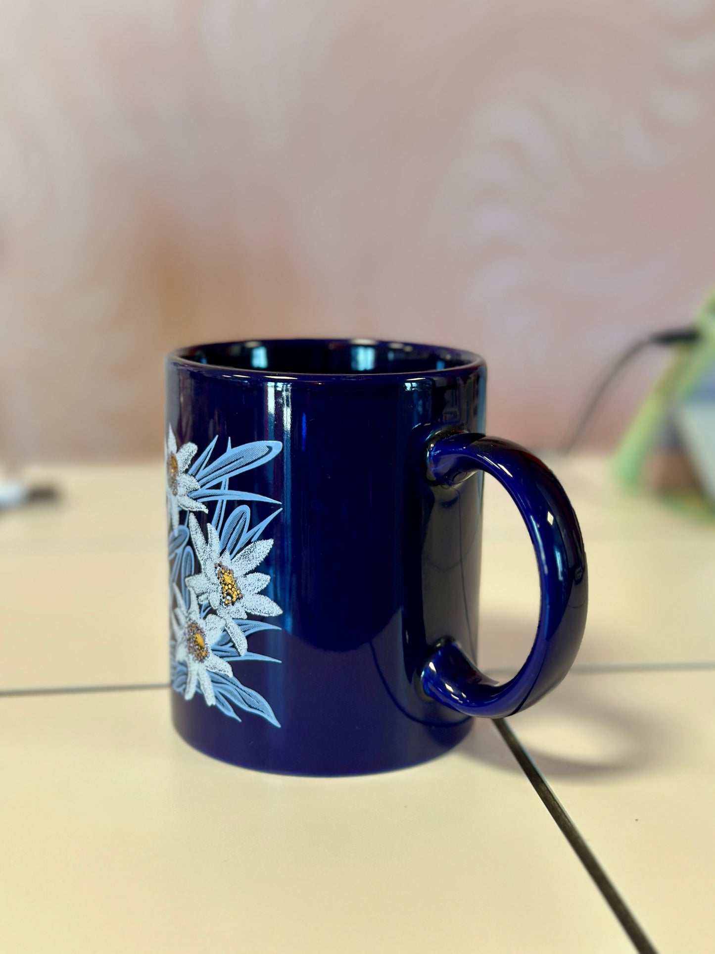 Mug bleu marine à fleurs