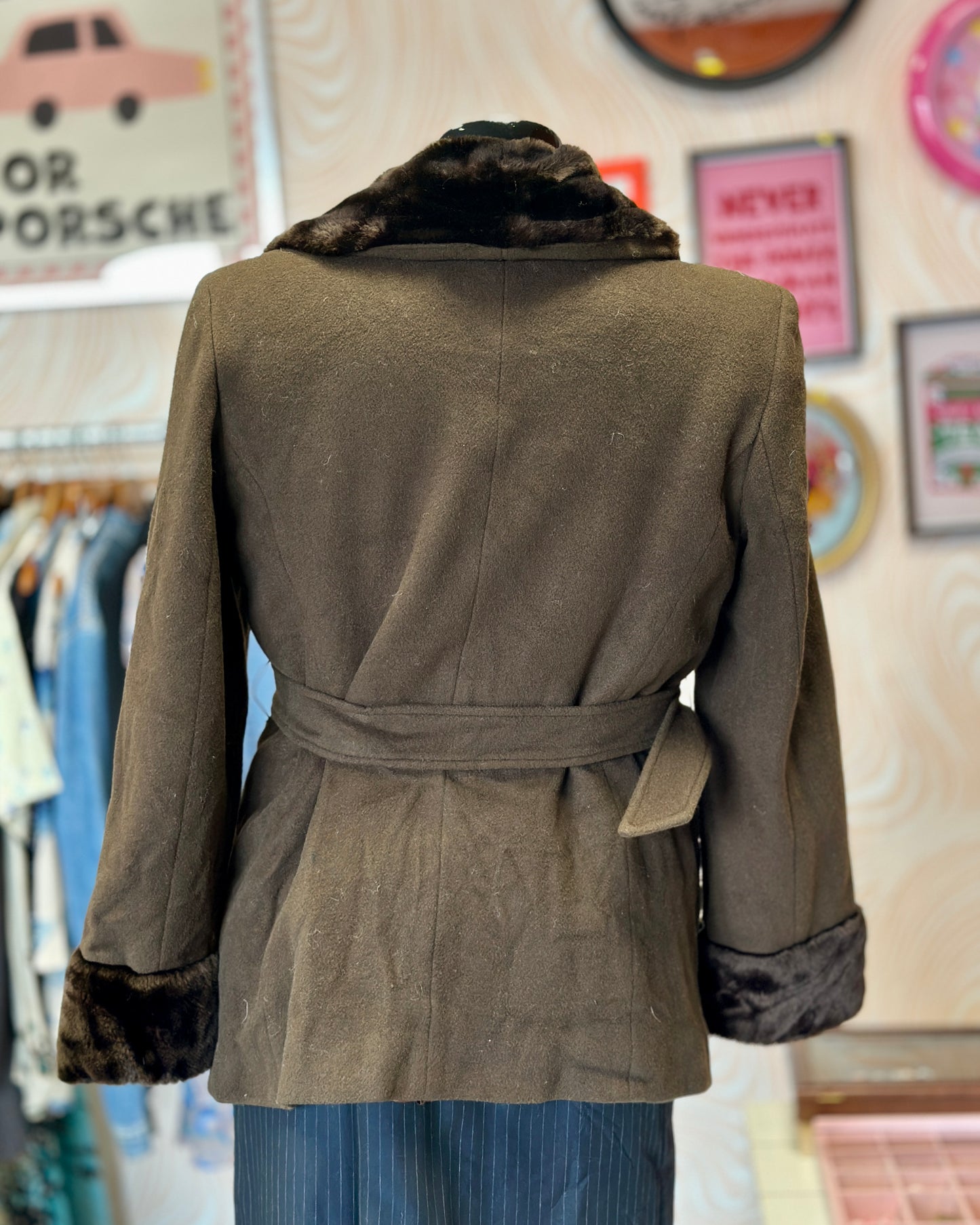 Manteau cintré avec moumoute | T. S