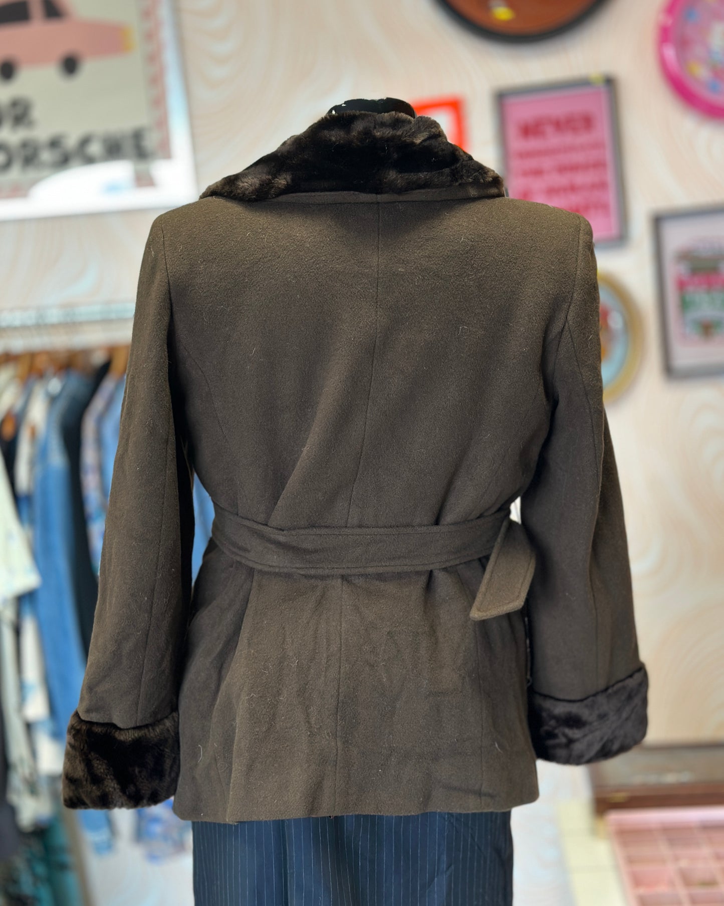Manteau cintré avec moumoute | T. S