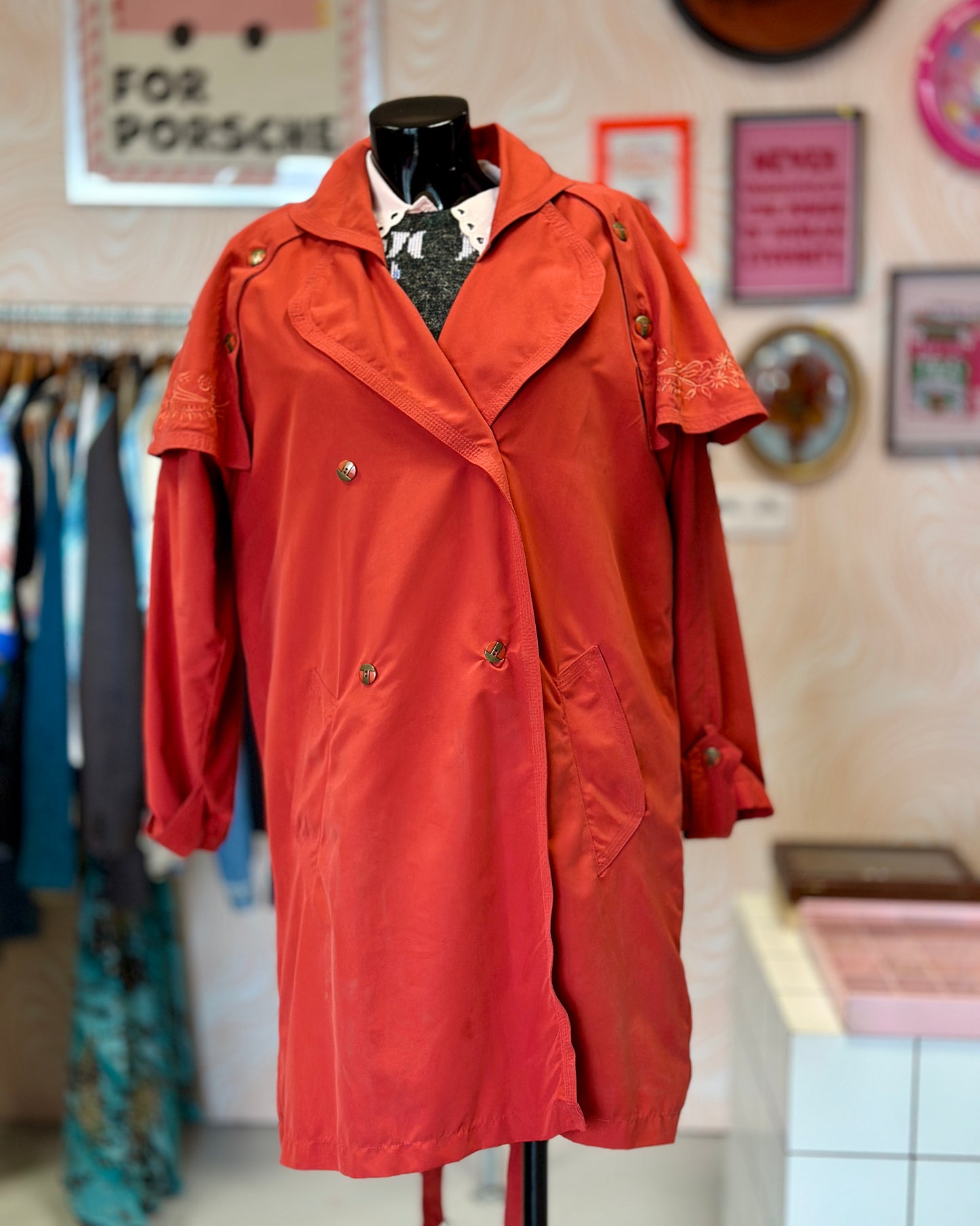 Manteau rouge avec cape | T. L