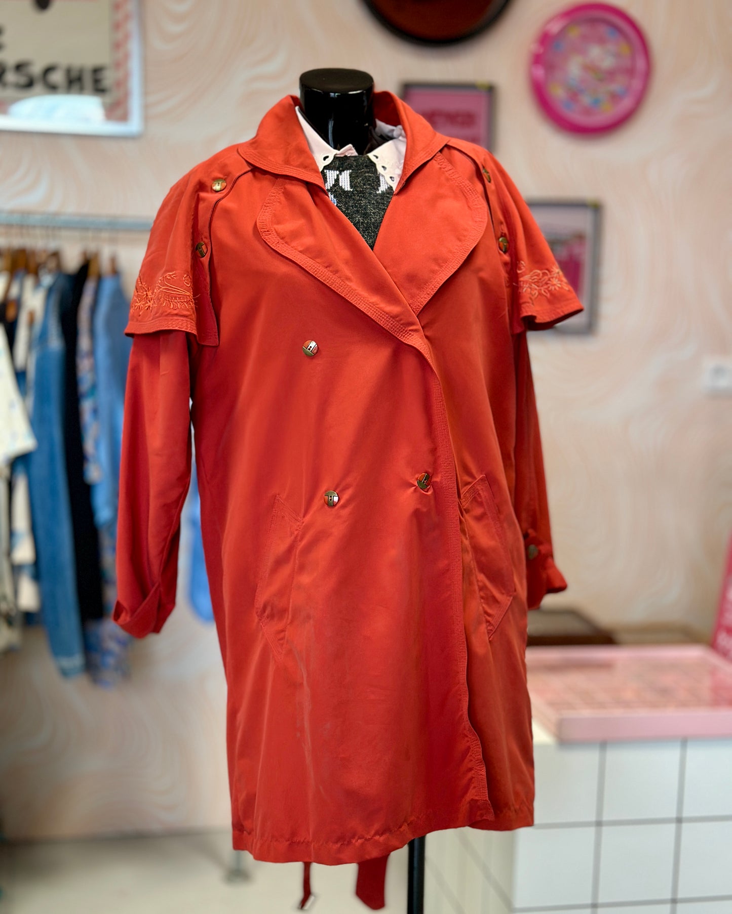 Manteau rouge avec cape | T. L