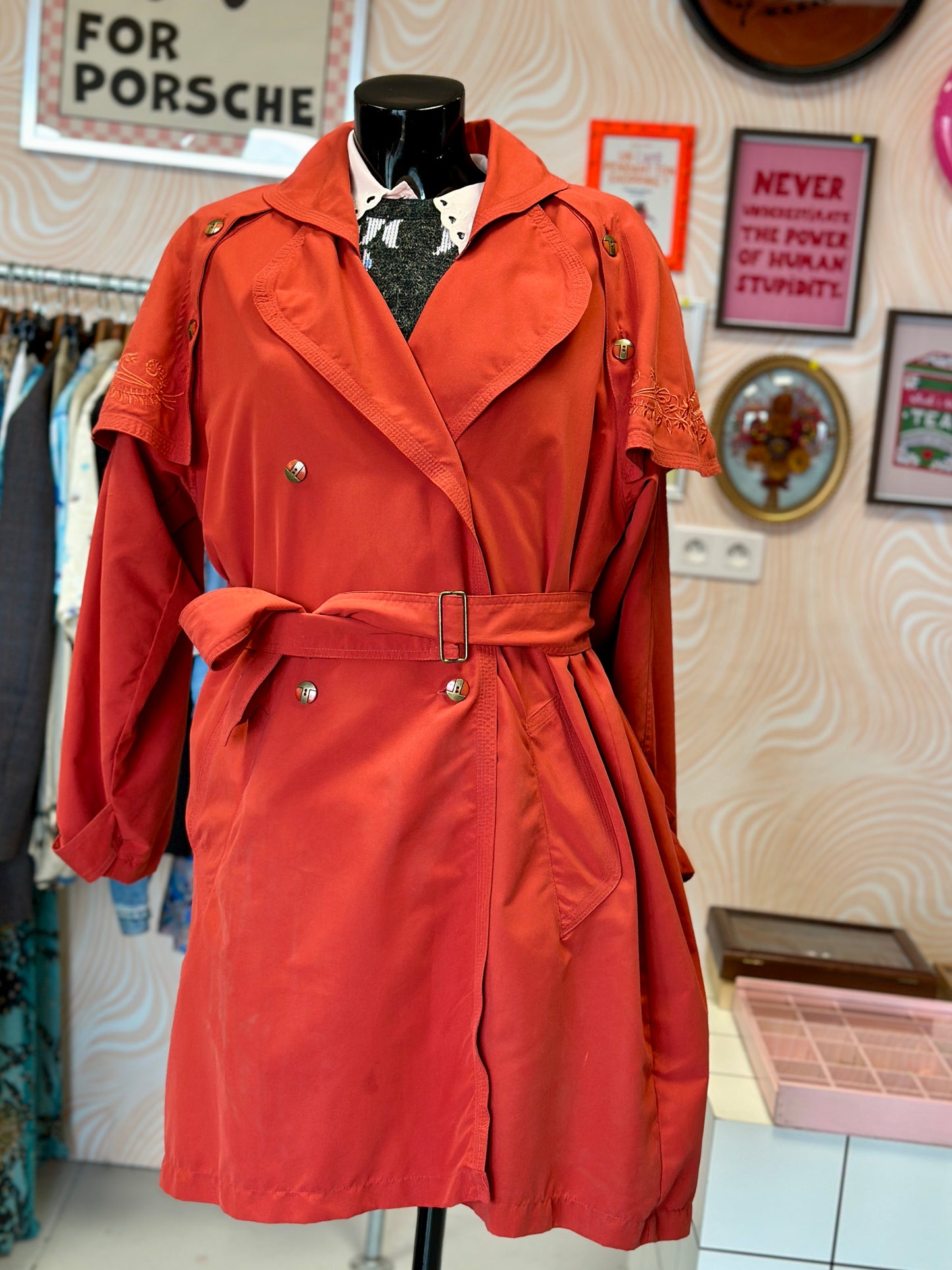 Manteau rouge avec cape | T. L