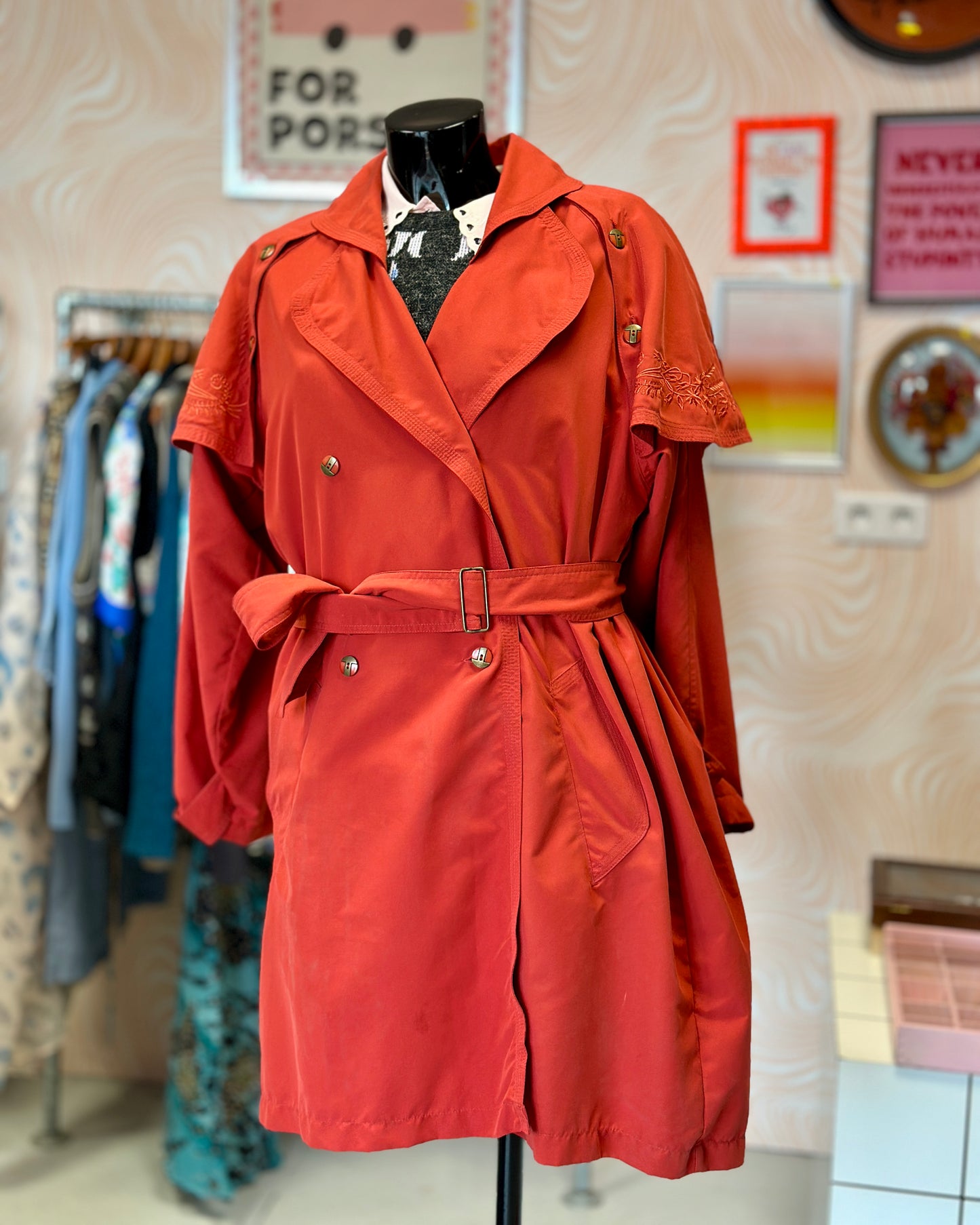 Manteau rouge avec cape | T. L