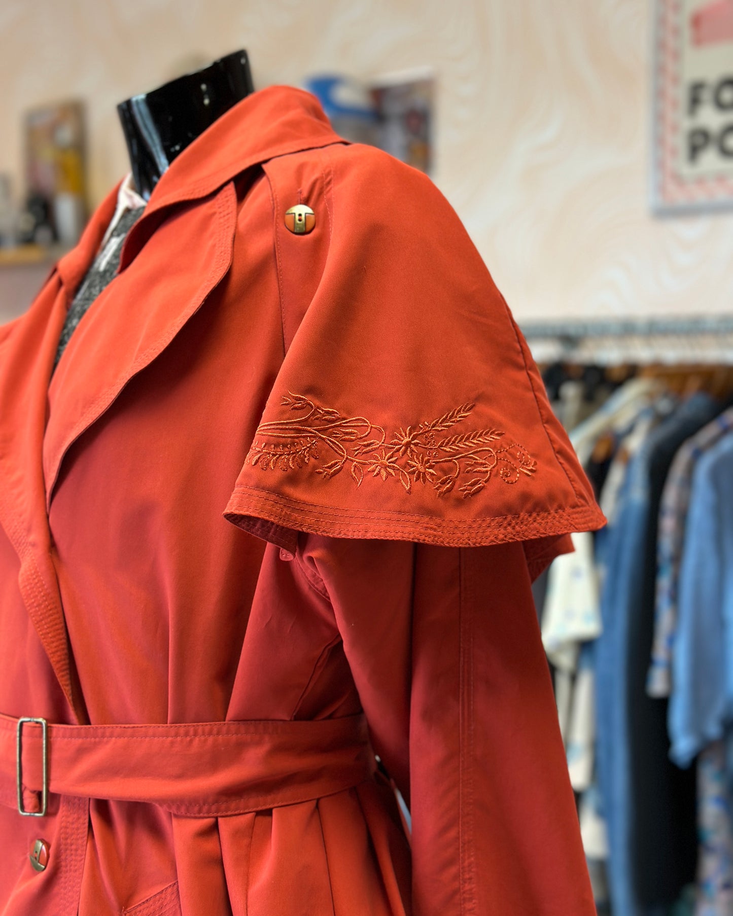 Manteau rouge avec cape | T. L