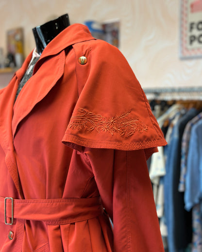 Manteau rouge avec cape | T. L