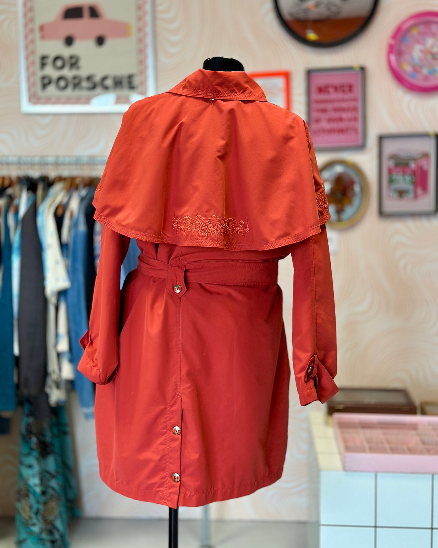 Manteau rouge avec cape | T. L