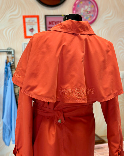 Manteau rouge avec cape | T. L