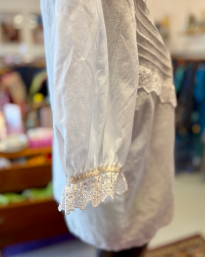 Blouse blanche à manches bouffantes | T. M