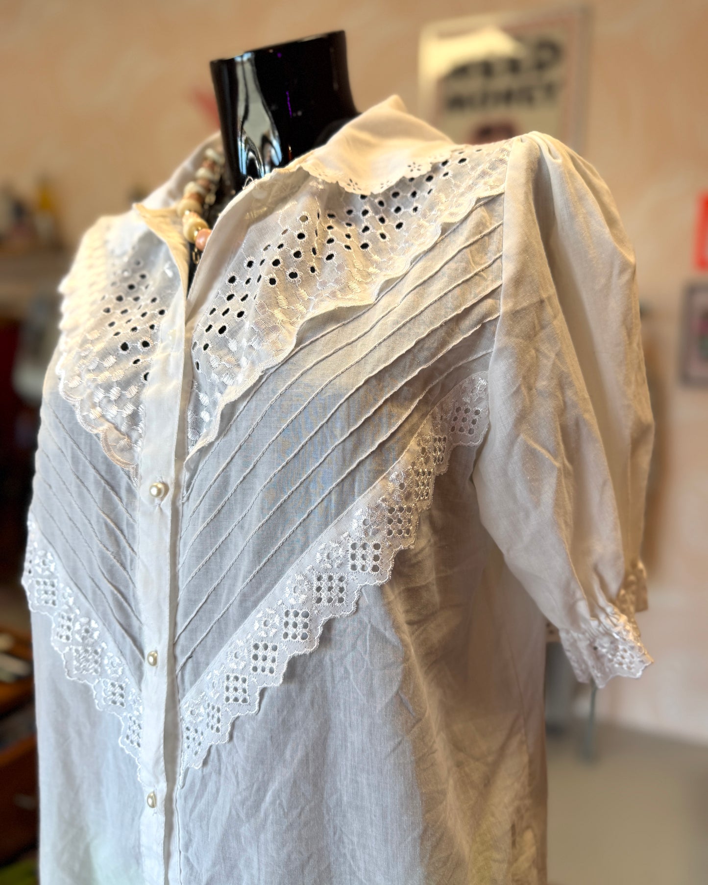 Blouse blanche à manches bouffantes | T. M