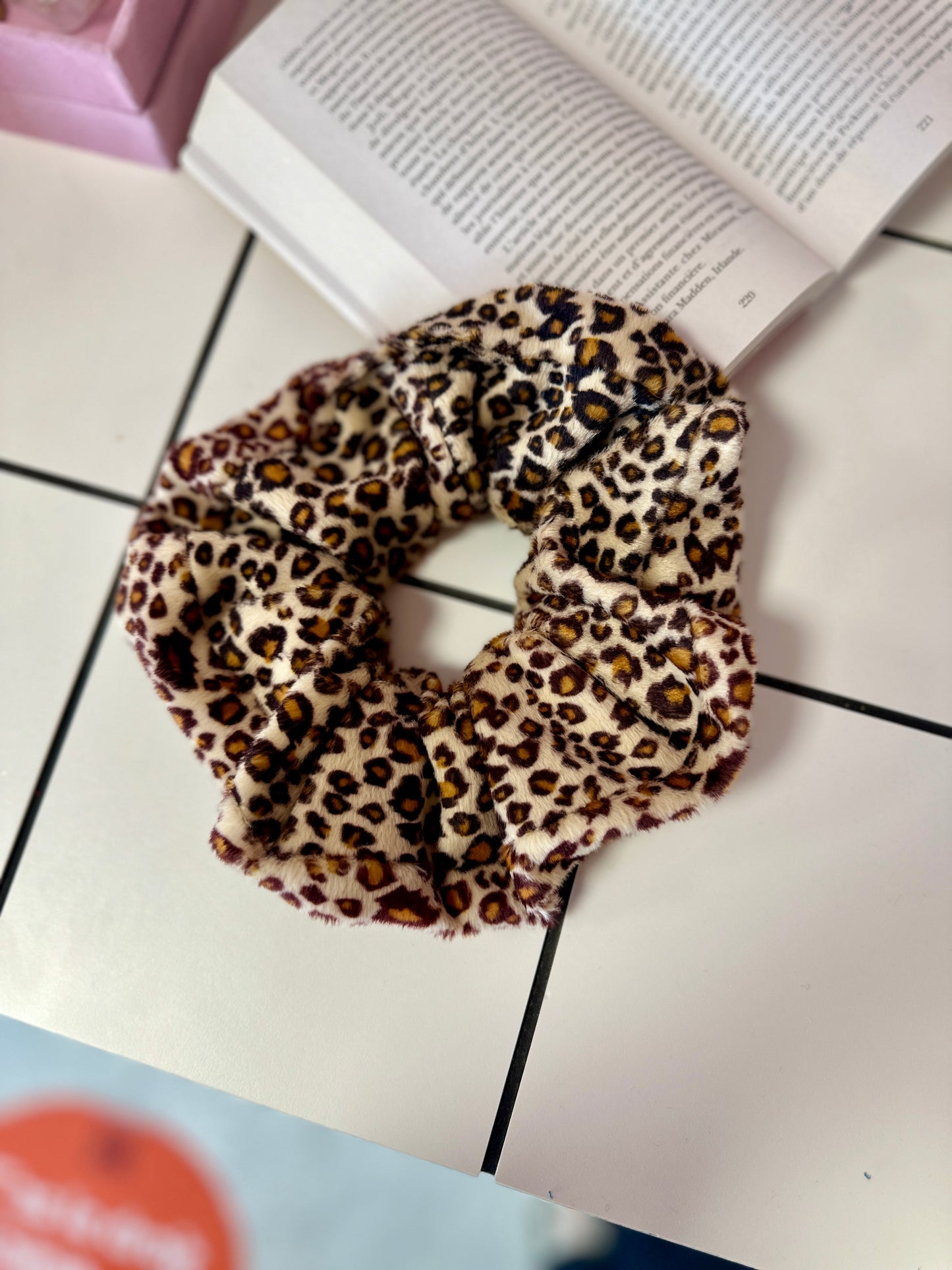 Big Scrunchie en Velours Léopard Clair
