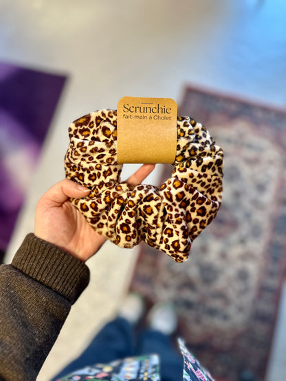 Big Scrunchie en Velours Léopard Clair