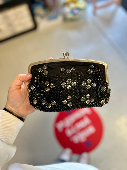 Pochette noire à perles brodées