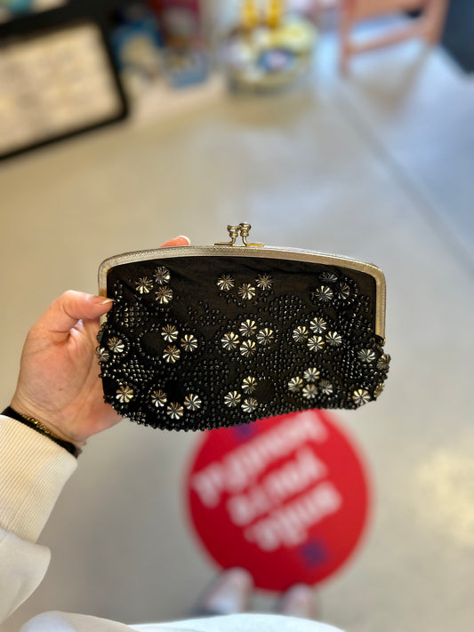 Pochette noire à perles brodées
