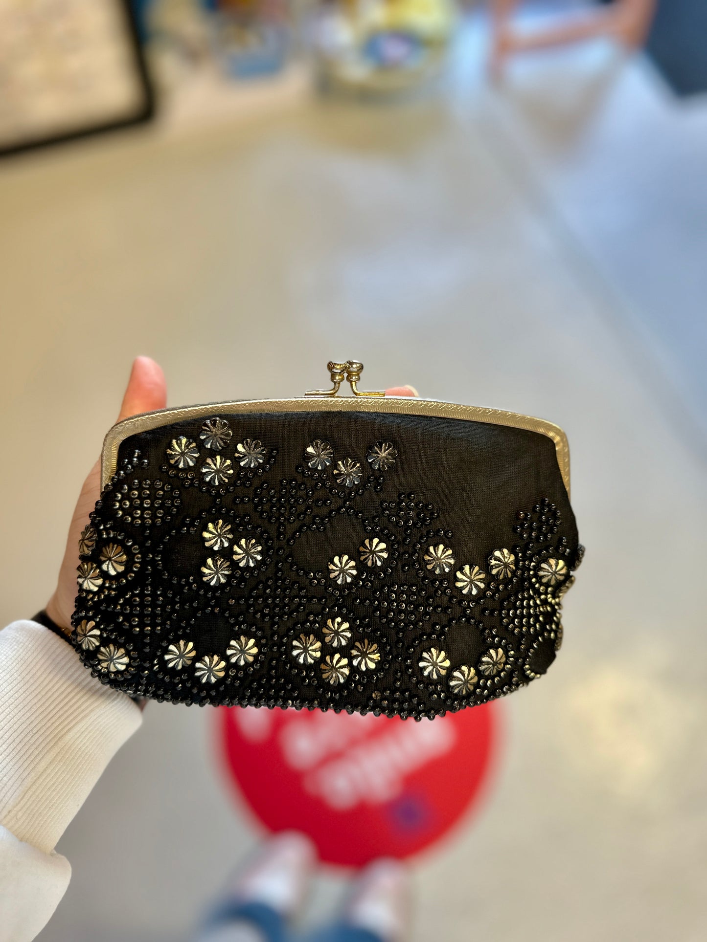 Pochette noire à perles brodées