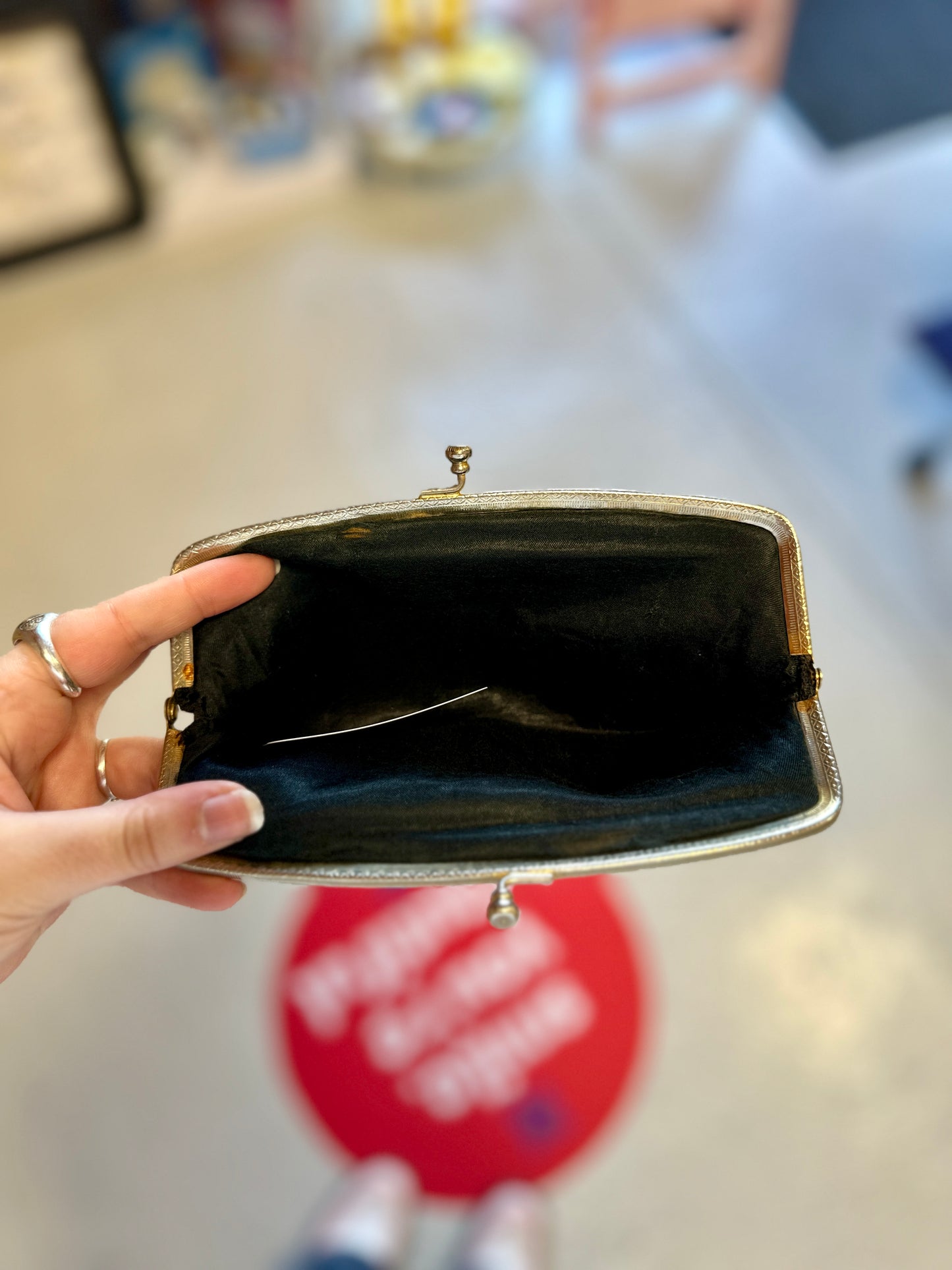 Pochette noire à perles brodées