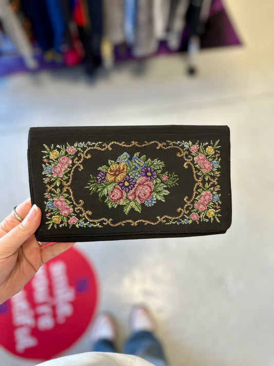 Pochette brodée à fleurs