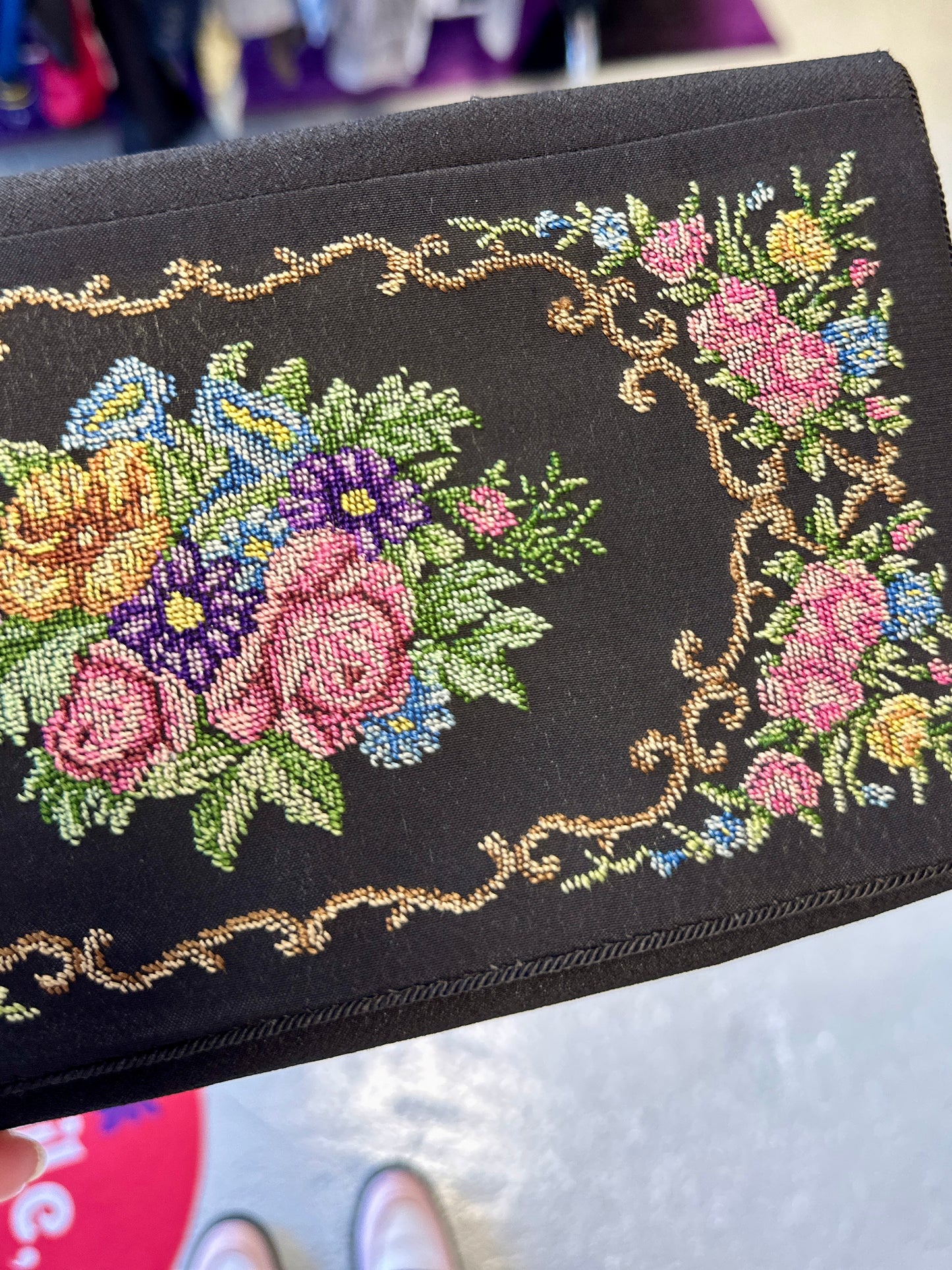 Pochette brodée à fleurs