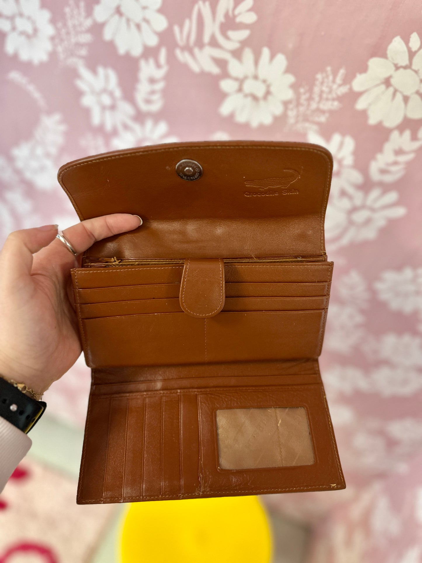 Portefeuille marron, style crocodile