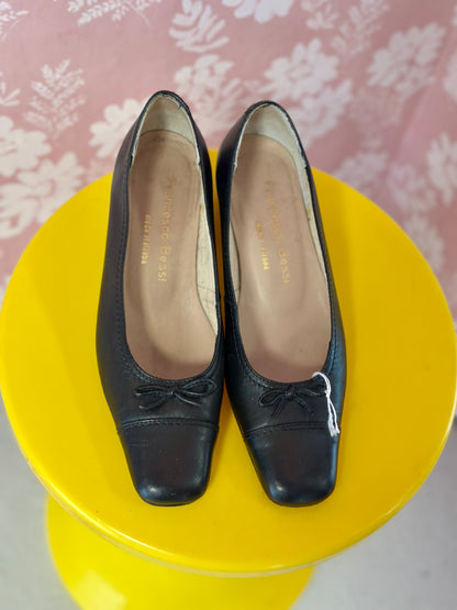 Ballerines en cuir bout carré | P. 36-37