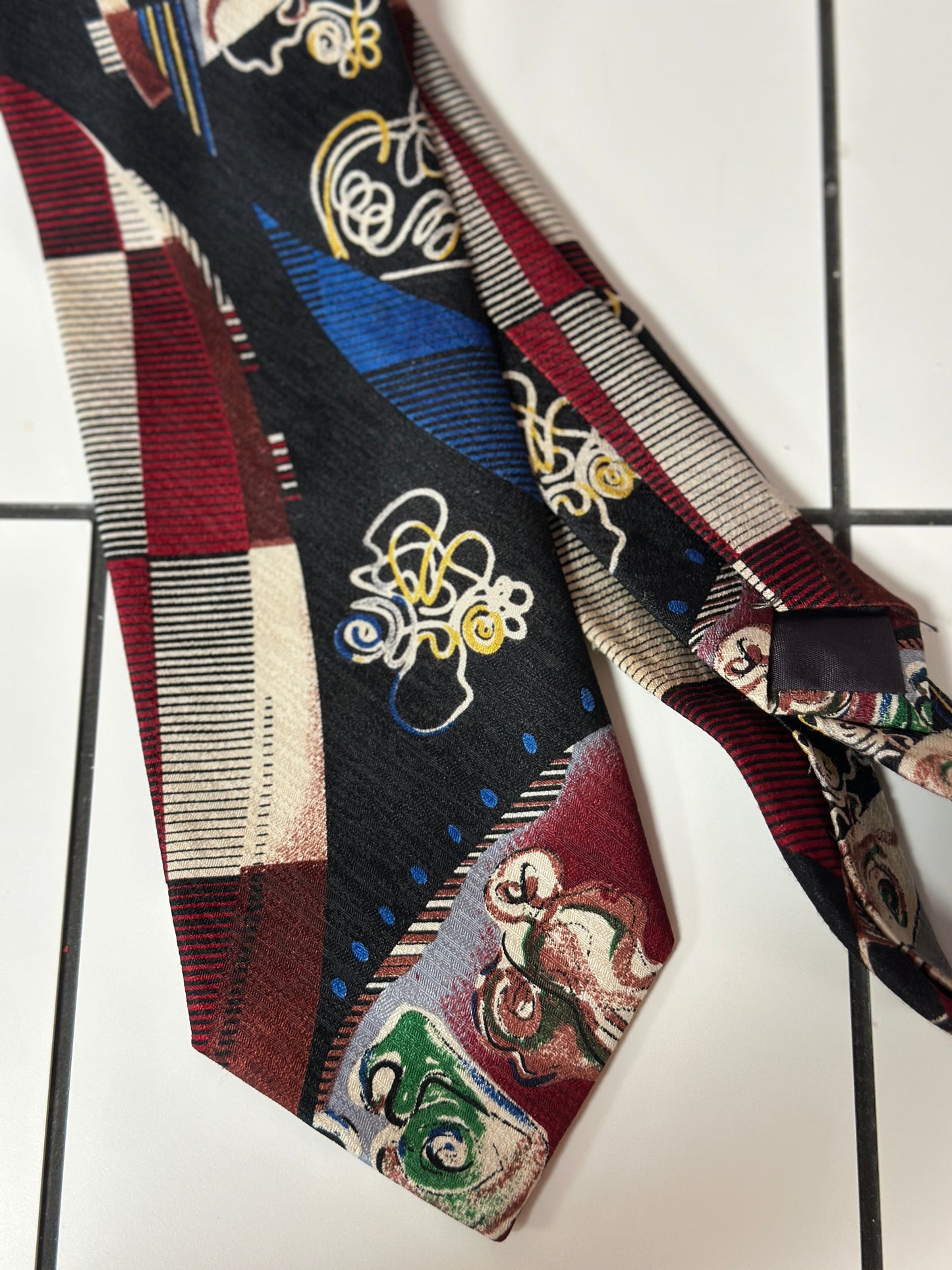 Cravate à motifs Picasso