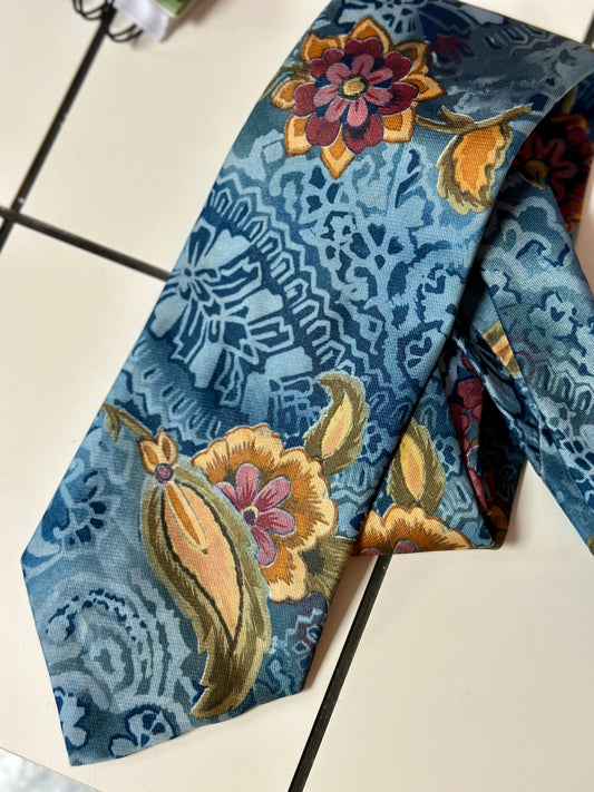 Cravate bleue à fleurs