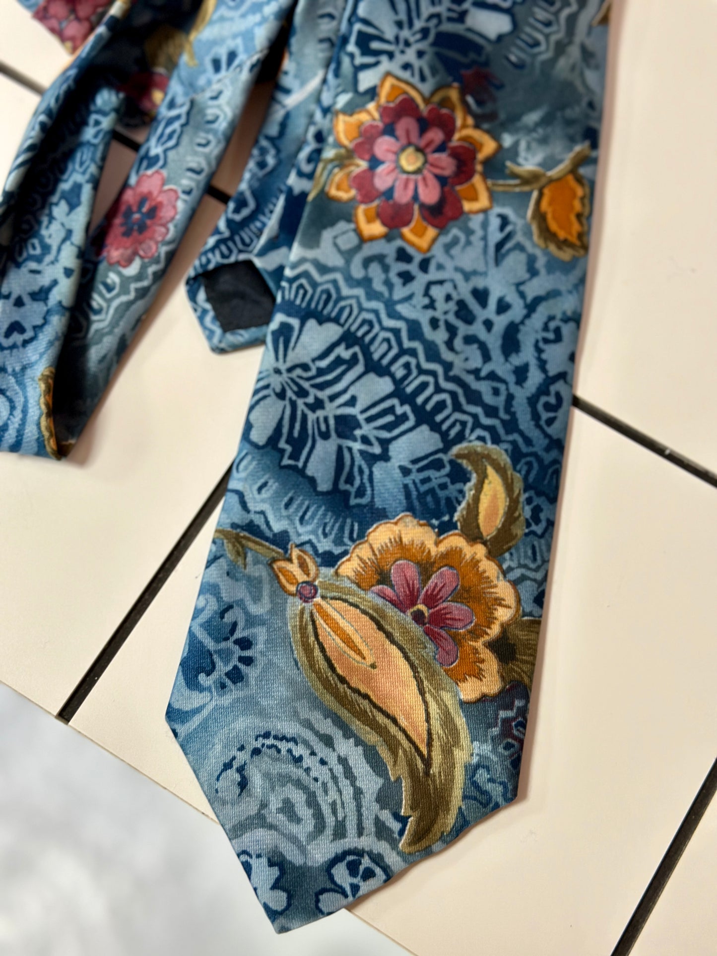 Cravate bleue à fleurs