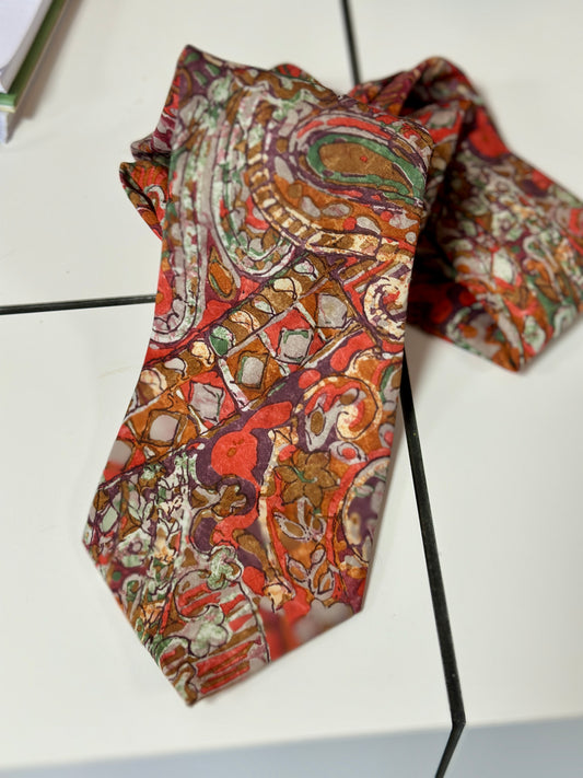 Cravate orange à arabesques