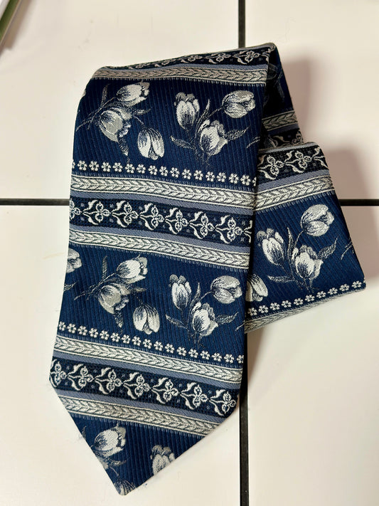 Cravate à rayures et tulipes