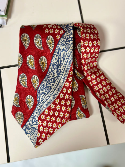 Cravate à marguerites