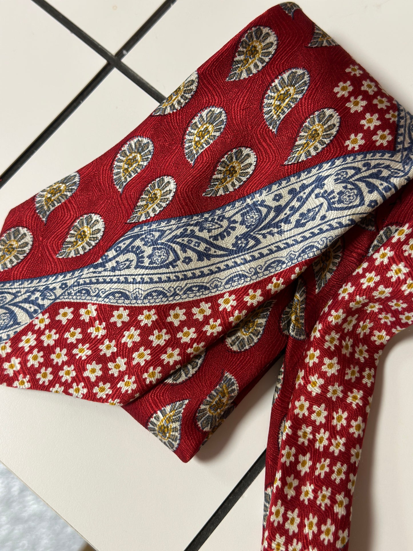 Cravate à marguerites