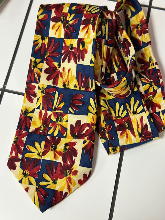 Cravate damier et fleurs