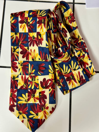 Cravate damier et fleurs