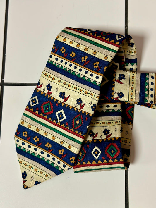 Cravate à fleurs et à rayures