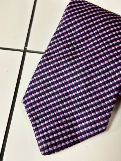 Cravate à motifs violette