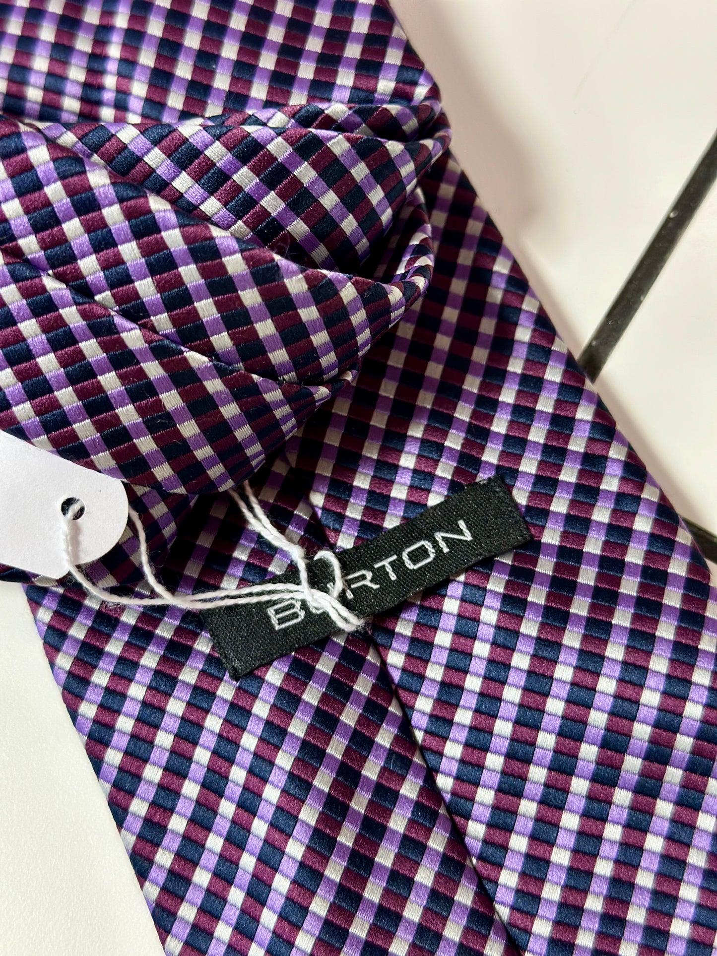 Cravate à motifs violette