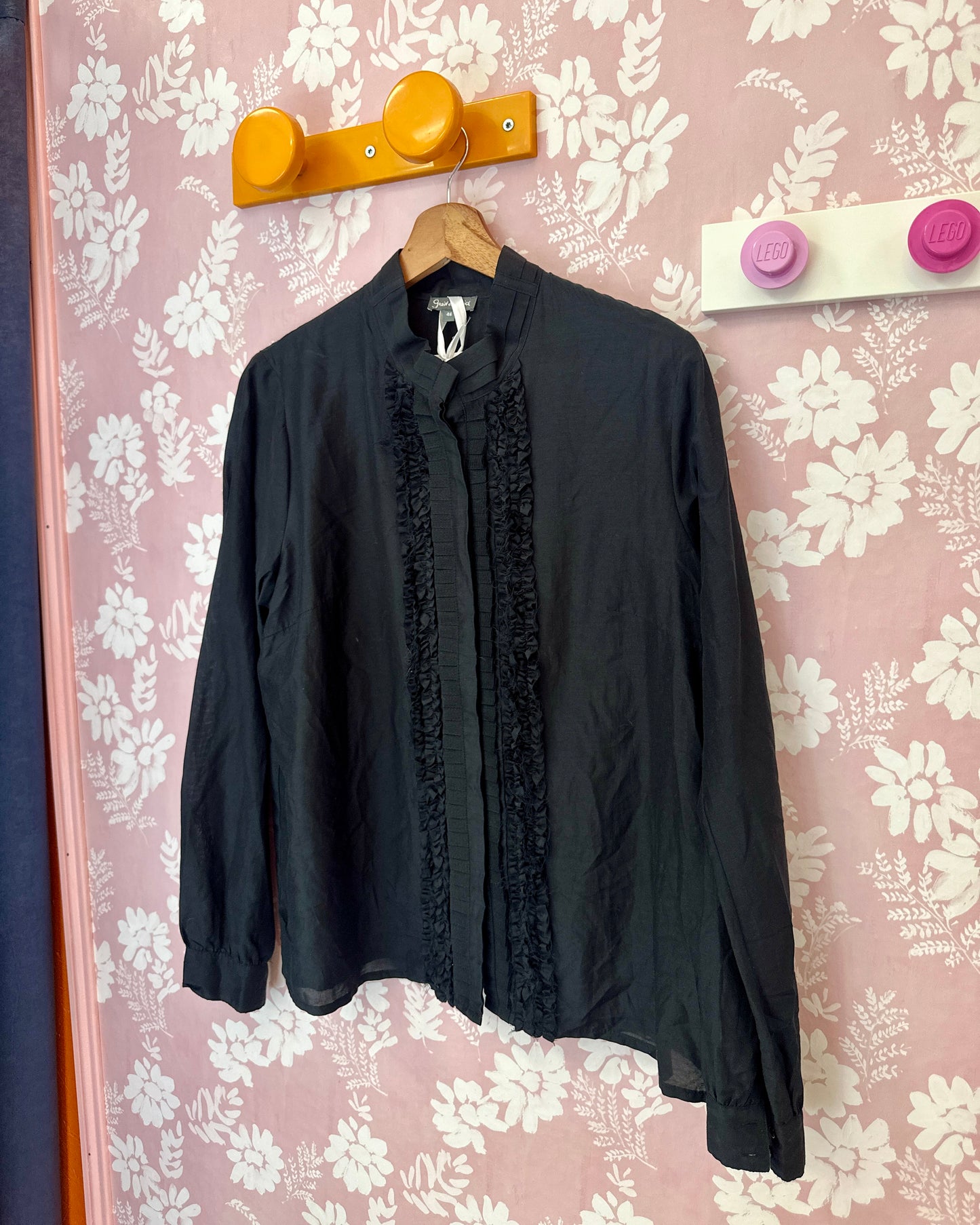 Chemise noire à froufrous | T.L