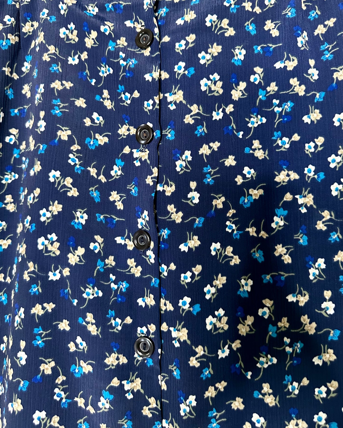 Jupe bleu marine boutonnée à fleurs | L
